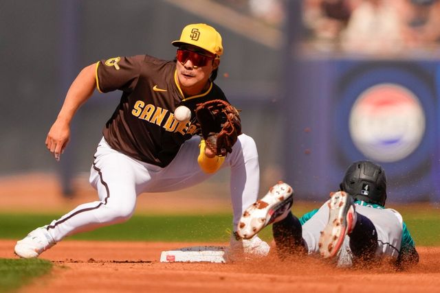 샌디에이고 파드리스 내야수 김하성과 샌프란시스코 자이언츠 외야수 이정후가 9일 미국 애리조나주 피오리아의 피오리아 스타디움에서 진행되는 2024 미국프로야구 메이저리그 시범경기에서 선발 출전한다. 이정후는 1번타자 겸 중견수, 김하성은 5번타자 겸 유격수로 선발 라인업에 이름을 올렸다. AP 연합뉴스