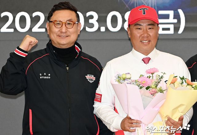 8일 오후 광주광역시 서구 기아 오토랜드 광주 대강당에서 KIA 타이거즈 제 11대 감독 취임식이 열렸다. 이날 취임식에 참석한 심재학 단장과 이범호 감독이 포즈를 취하고 있다. 광주, 김한준 기자