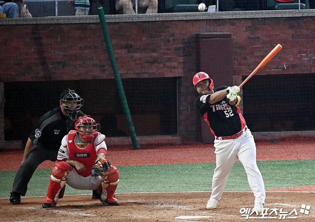 6일 오후 인천SSG랜더스필드에서 열린 2023 신한은행 SOL KBO리그 KIA 타이거즈와 SSG 랜더스의 경기, 4회초 무사 1루 KIA 황대인이 우전안타를 날리고 있다. 엑스포츠뉴스 DB