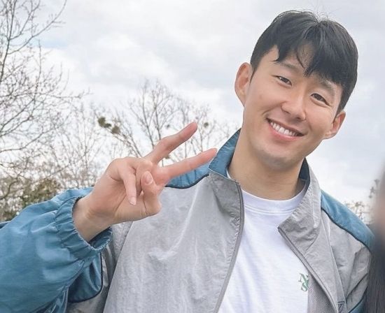 지난 7일 온라인커뮤니티 등에는 최근 손흥민 손가락 근황이라며 그와 함께 찍은 사진이 게재됐다. 해당 사진에서 손흥민은 팬 사진 요청에 응하듯 환하게 웃으며 손으로 V자를 하고 있는데 한눈에 봐도 손가락이 부어 굽어 있는 듯한 모습이다. 온라인 커뮤니티