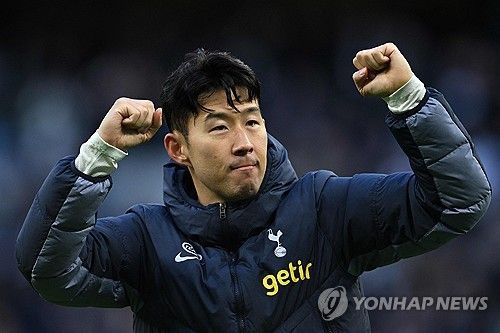 토트넘 홋스퍼는 무조건 손흥민을 잡을 생각이다. 손흥민과의 재계약이 토트넘의 이번 여름 핵심 목표라는 보도다. 손흥민의 계약 기간은 2025년 6월까지다. 1년 연장 옵션을 포함해도 2025-26시즌이 끝나면 종료된다. 하지만 손흥민은 30대 중반에 접어든 나이에도 여전히 팀의 핵심 선수로서 공격을 책임지고 있고, 특히 이번 시즌에는 토트넘의 주장으로 임명되어 뛰어난 리더십을 앞세워 팀을 이끄는 중이다. 토트넘이 손흥민과 재계약을 맺으려는 이유다.