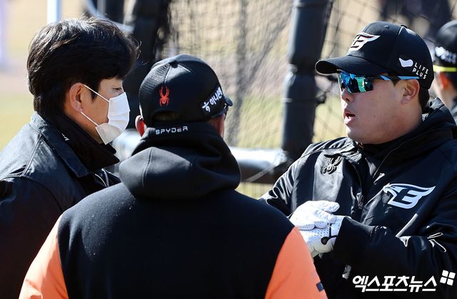 (엑스포츠뉴스 대전, 김한준 기자) 9일 오후 대전 한화생명이글스파크에서 열리는 '2024 신한 SOL Bank KBO리그' 삼성 라이온즈와 한화 이글스의 시범경기,&nbsp;경기 전 한화 류현진이 정민철 해설위원과 대화를 나누고 있다.