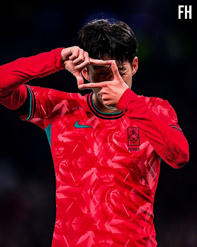 유니폼 전문 사이트 푸티 헤드라인즈가 8일(한국시간) 대한민국 축구 국가대표팀의 2024년 새 원정 유니폼 유출샷을 공개했다.&nbsp; 매체는 한국의 새 원정 유니폼이 오늘 유출됐다. 용품 스폰서 나이키가 제작했으며 2024년부터 A매치에 입을 예정이라며 새 원정 유니폼을 소개했다.&nbsp;푸티헤드라인즈