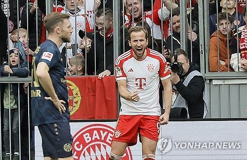 바이에른 뮌헨의 화력이 폭발했다. 뮌헨이 시즌 4호 해트트릭을 달성한 해리 케인을 앞세워 마인츠를 상대로 7-1 대승을 거뒀다.&nbsp;마인츠 선발 명단에 포함된 이재성과 달리 벤치에서 시작한 김민재는 후반전 교체로 투입돼 18여분을 소화했다. 이재성이 후반 20분에 교체되어 나갔고 김민재가 후반 30분경 들어왔기 때문에 두 선수의 코리안 더비는 성사되지 않았다. 사진 연합뉴스