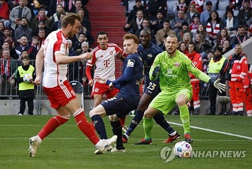 바이에른 뮌헨의 화력이 폭발했다. 뮌헨이 시즌 4호 해트트릭을 달성한 해리 케인을 앞세워 마인츠를 상대로 7-1 대승을 거뒀다.&nbsp;마인츠 선발 명단에 포함된 이재성과 달리 벤치에서 시작한 김민재는 후반전 교체로 투입돼 18여분을 소화했다. 이재성이 후반 20분에 교체되어 나갔고 김민재가 후반 30분경 들어왔기 때문에 두 선수의 코리안 더비는 성사되지 않았다. 사진 연합뉴스