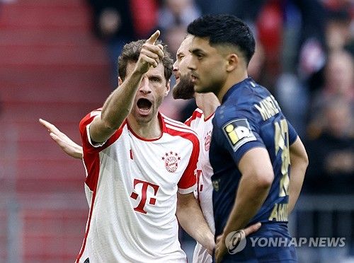 바이에른 뮌헨의 화력이 폭발했다. 뮌헨이 시즌 4호 해트트릭을 달성한 해리 케인을 앞세워 마인츠를 상대로 7-1 대승을 거뒀다.&nbsp;마인츠 선발 명단에 포함된 이재성과 달리 벤치에서 시작한 김민재는 후반전 교체로 투입돼 18여분을 소화했다. 이재성이 후반 20분에 교체되어 나갔고 김민재가 후반 30분경 들어왔기 때문에 두 선수의 코리안 더비는 성사되지 않았다. 사진 연합뉴스