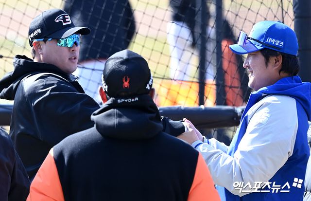 (엑스포츠뉴스 대전, 김한준 기자) 9일 오후 대전 한화생명이글스파크에서 열리는 '2024 신한 SOL Bank KBO리그' 삼성 라이온즈와 한화 이글스의 시범경기,&nbsp;경기 전 한화 류현진이 삼성 이진영 코치와 장난을 치고 있다.