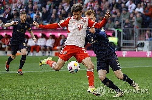 바이에른 뮌헨의 화력이 폭발했다. 뮌헨이 시즌 4호 해트트릭을 달성한 해리 케인을 앞세워 마인츠를 상대로 7-1 대승을 거뒀다.&nbsp;마인츠 선발 명단에 포함된 이재성과 달리 벤치에서 시작한 김민재는 후반전 교체로 투입돼 18여분을 소화했다. 이재성이 후반 20분에 교체되어 나갔고 김민재가 후반 30분경 들어왔기 때문에 두 선수의 코리안 더비는 성사되지 않았다. 사진 연합뉴스