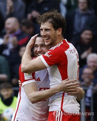 바이에른 뮌헨의 화력이 폭발했다. 뮌헨이 시즌 4호 해트트릭을 달성한 해리 케인을 앞세워 마인츠를 상대로 7-1 대승을 거뒀다.&nbsp;마인츠 선발 명단에 포함된 이재성과 달리 벤치에서 시작한 김민재는 후반전 교체로 투입돼 18여분을 소화했다. 이재성이 후반 20분에 교체되어 나갔고 김민재가 후반 30분경 들어왔기 때문에 두 선수의 코리안 더비는 성사되지 않았다. 사진 연합뉴스