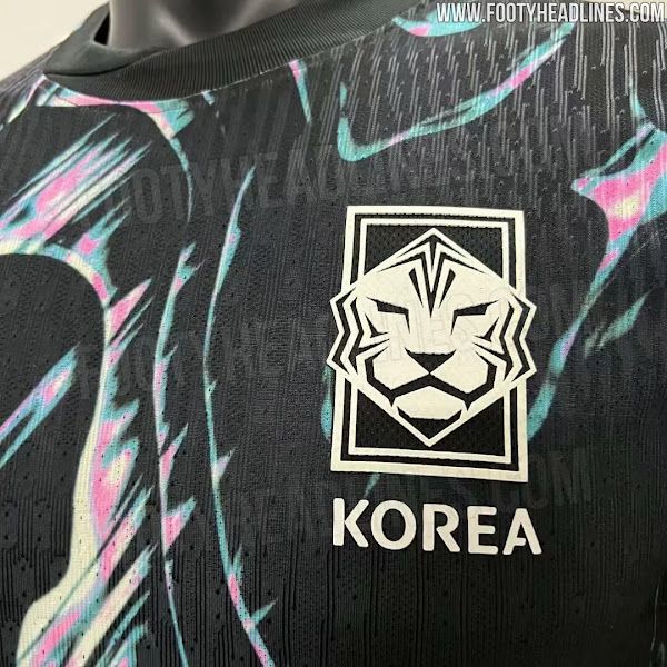 유니폼 전문 사이트 푸티 헤드라인즈가 8일(한국시간) 대한민국 축구 국가대표팀의 2024년 새 원정 유니폼 유출샷을 공개했다.&nbsp; 매체는 한국의 새 원정 유니폼이 오늘 유출됐다. 용품 스폰서 나이키가 제작했으며 2024년부터 A매치에 입을 예정이라며 새 원정 유니폼을 소개했다.&nbsp;푸티헤드라인즈