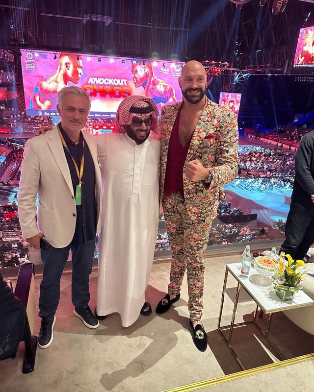 아랍 방송사 온타임 스포츠가 9일(한국시간) 자신들이 중계하는 2022-2023시즌 이집트컵 결승전에 앞서 무리뉴와 호나우두, 프란체스코 토티가 등장한 영상을 공개했다.&nbsp; 이날 사우디 리야드에 있는 알 아왈 스타디움에서 열린 자말렉과 알아흘리의 이집트컵 결승전이 열렸다. 전통의 명문 간 맞대결에 앞서 무리뉴가 두 레전드와 함께 선수단 격려를 위해 등장했다.&nbsp;무리뉴 인스타그램