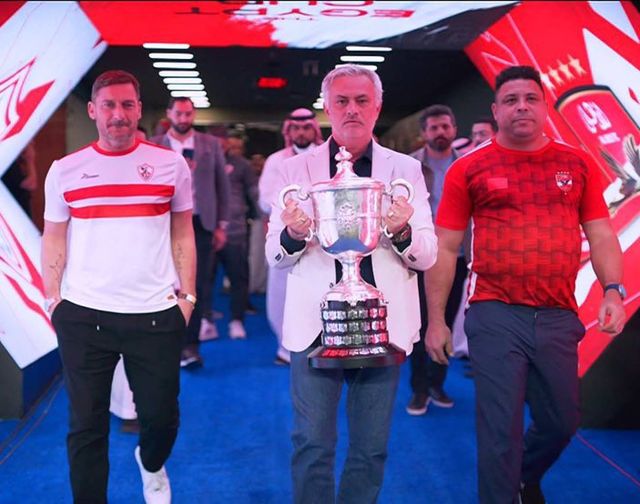 아랍 방송사 온타임 스포츠가 9일(한국시간) 자신들이 중계하는 2022-2023시즌 이집트컵 결승전에 앞서 무리뉴와 호나우두, 프란체스코 토티가 등장한 영상을 공개했다.&nbsp; 이날 사우디 리야드에 있는 알 아왈 스타디움에서 열린 자말렉과 알아흘리의 이집트컵 결승전이 열렸다. 전통의 명문 간 맞대결에 앞서 무리뉴가 두 레전드와 함께 선수단 격려를 위해 등장했다.&nbsp;온타임스포츠