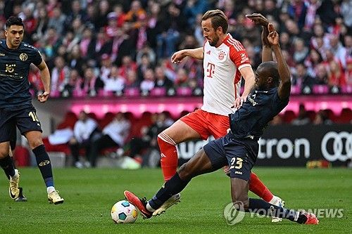 바이에른 뮌헨의 화력이 폭발했다. 뮌헨이 시즌 4호 해트트릭을 달성한 해리 케인을 앞세워 마인츠를 상대로 7-1 대승을 거뒀다.&nbsp;마인츠 선발 명단에 포함된 이재성과 달리 벤치에서 시작한 김민재는 후반전 교체로 투입돼 18여분을 소화했다. 이재성이 후반 20분에 교체되어 나갔고 김민재가 후반 30분경 들어왔기 때문에 두 선수의 코리안 더비는 성사되지 않았다. 사진 연합뉴스