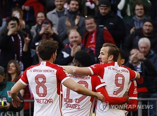 바이에른 뮌헨의 화력이 폭발했다. 뮌헨이 시즌 4호 해트트릭을 달성한 해리 케인을 앞세워 마인츠를 상대로 7-1 대승을 거뒀다.&nbsp;마인츠 선발 명단에 포함된 이재성과 달리 벤치에서 시작한 김민재는 후반전 교체로 투입돼 18여분을 소화했다. 이재성이 후반 20분에 교체되어 나갔고 김민재가 후반 30분경 들어왔기 때문에 두 선수의 코리안 더비는 성사되지 않았다. 사진 연합뉴스