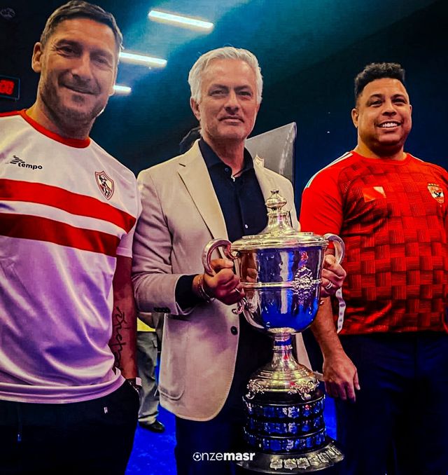 아랍 방송사 온타임 스포츠가 9일(한국시간) 자신들이 중계하는 2022-2023시즌 이집트컵 결승전에 앞서 무리뉴와 호나우두, 프란체스코 토티가 등장한 영상을 공개했다.&nbsp; 이날 사우디 리야드에 있는 알 아왈 스타디움에서 열린 자말렉과 알아흘리의 이집트컵 결승전이 열렸다. 전통의 명문 간 맞대결에 앞서 무리뉴가 두 레전드와 함께 선수단 격려를 위해 등장했다.&nbsp;무리뉴 SNs