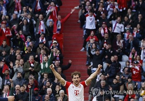 바이에른 뮌헨의 화력이 폭발했다. 뮌헨이 시즌 4호 해트트릭을 달성한 해리 케인을 앞세워 마인츠를 상대로 7-1 대승을 거뒀다.&nbsp;마인츠 선발 명단에 포함된 이재성과 달리 벤치에서 시작한 김민재는 후반전 교체로 투입돼 18여분을 소화했다. 이재성이 후반 20분에 교체되어 나갔고 김민재가 후반 30분경 들어왔기 때문에 두 선수의 코리안 더비는 성사되지 않았다. 사진 연합뉴스