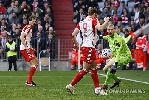 바이에른 뮌헨의 화력이 폭발했다. 뮌헨이 시즌 4호 해트트릭을 달성한 해리 케인을 앞세워 마인츠를 상대로 7-1 대승을 거뒀다.&nbsp;마인츠 선발 명단에 포함된 이재성과 달리 벤치에서 시작한 김민재는 후반전 교체로 투입돼 18여분을 소화했다. 이재성이 후반 20분에 교체되어 나갔고 김민재가 후반 30분경 들어왔기 때문에 두 선수의 코리안 더비는 성사되지 않았다. 사진 연합뉴스