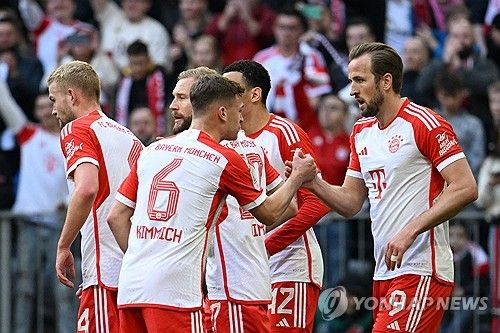 바이에른 뮌헨의 화력이 폭발했다. 뮌헨이 시즌 4호 해트트릭을 달성한 해리 케인을 앞세워 마인츠를 상대로 7-1 대승을 거뒀다.&nbsp;마인츠 선발 명단에 포함된 이재성과 달리 벤치에서 시작한 김민재는 후반전 교체로 투입돼 18여분을 소화했다. 이재성이 후반 20분에 교체되어 나갔고 김민재가 후반 30분경 들어왔기 때문에 두 선수의 코리안 더비는 성사되지 않았다. 사진 연합뉴스