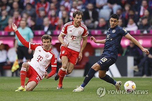 바이에른 뮌헨의 화력이 폭발했다. 뮌헨이 시즌 4호 해트트릭을 달성한 해리 케인을 앞세워 마인츠를 상대로 7-1 대승을 거뒀다.&nbsp;마인츠 선발 명단에 포함된 이재성과 달리 벤치에서 시작한 김민재는 후반전 교체로 투입돼 18여분을 소화했다. 이재성이 후반 20분에 교체되어 나갔고 김민재가 후반 30분경 들어왔기 때문에 두 선수의 코리안 더비는 성사되지 않았다. 사진 연합뉴스