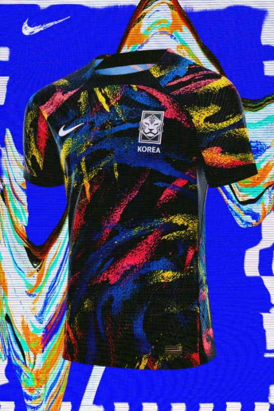 유니폼 전문 사이트 푸티 헤드라인즈가 8일(한국시간) 대한민국 축구 국가대표팀의 2024년 새 원정 유니폼 유출샷을 공개했다.&nbsp; 매체는 한국의 새 원정 유니폼이 오늘 유출됐다. 용품 스폰서 나이키가 제작했으며 2024년부터 A매치에 입을 예정이라며 새 원정 유니폼을 소개했다.&nbsp;나이키