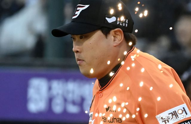 29일 오후 대전 한화생명이글스파크에서 열린 2024 신한 SOL Bank KBO리그 KT 위즈와 한화 이글스의 경기, 한화 류현진이 선수소개때 입장하고 있다. 엑스포츠뉴스DB