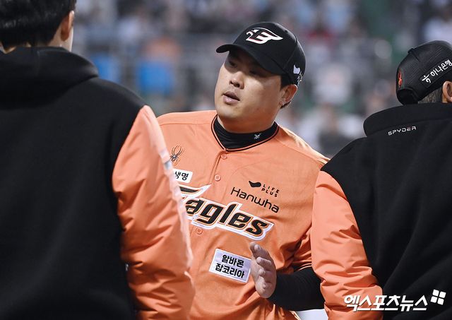 29일 오후 대전 한화생명이글스파크에서 열린 2024 신한 SOL Bank KBO리그 KT 위즈와 한화 이글스의 경기, 4회초 수비를 마친 한화 선발투수 류현진이 더그아웃에서 하이파이브를 하고 있다. 엑스포츠뉴스DB