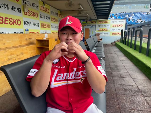 SSG 랜더스 내야수 전의산이 31일 삼성 라이온즈전에서 연장 11회 결승 홈런으로 4-3 승리를 이끈 뒤 기념촬영하고 있다. 대구, 최원영 기자