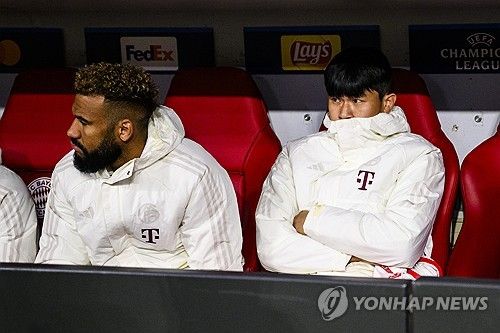 독일 현지에서 바이에른 뮌헨이 1년 만에 김민재를 방출할 수 있다는 충격적인 보도가 나왔다. 토마스 투헬 감독과 김민재의 관계가 그리 좋지 않으며, 구단 내부에서도 김민재를 나쁜 영입으로 바라보는 시선이 존재하는 것으로 알려졌다. 독일 슈포르트에 따르면 뮌헨은 김민재를 1년 만에 되파는 걸 전혀 문제 삼지 않고 있다. 김민재가 쫓겨날 위기에 처했다. 연합뉴스