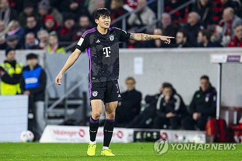 독일 현지에서 바이에른 뮌헨이 1년 만에 김민재를 방출할 수 있다는 충격적인 보도가 나왔다. 토마스 투헬 감독과 김민재의 관계가 그리 좋지 않으며, 구단 내부에서도 김민재를 나쁜 영입으로 바라보는 시선이 존재하는 것으로 알려졌다. 독일 슈포르트에 따르면 뮌헨은 김민재를 1년 만에 되파는 걸 전혀 문제 삼지 않고 있다. 김민재가 쫓겨날 위기에 처했다. 연합뉴스