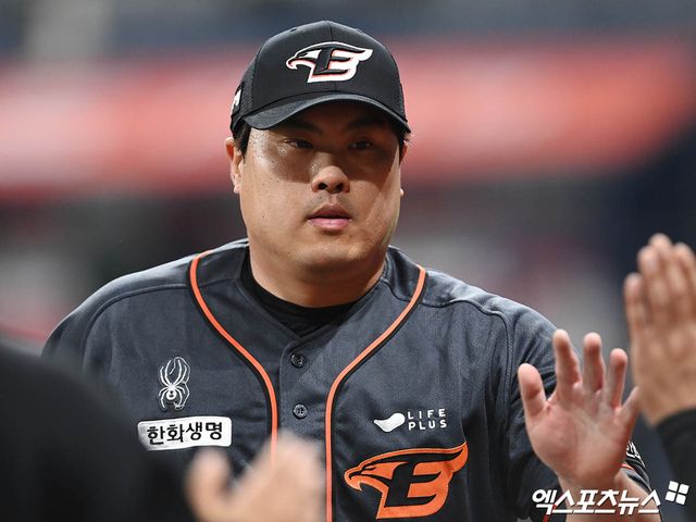 한화 이글스 투수 류현진이 4월 11일 서울 잠실야구장에서 열리는 두산 베어스와의 원정 경기에서 시즌 첫승에 도전한다. 팀이 5연패에 빠져 있어 어느 때보다 호투가 요구되고 있다. 사진 엑스포츠뉴스 DB