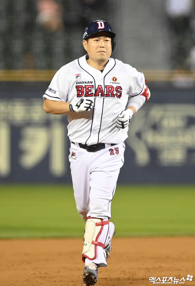 두산 베어스 포수 양의지가 4월 10일 잠실 한화 이글스전에서 결승 3점 홈런을 쳐내며 팀의 2연승과 주중 3연전 위닝 시리즈를 이끌었다. 사진 엑스포츠뉴스 DB