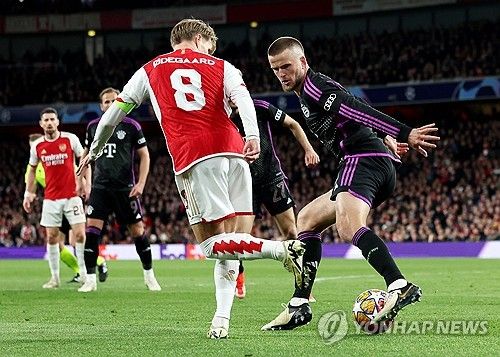 독일 최고전문지 키커가 지난 10일 영국 런던 에미레이츠 경기장에서 열린 2023-2024 유럽축구연맹(UEFA) 챔피언스리그 8강 1차전 직후 김민재를 제치고 중앙 수비수로 출전한 에릭 다이어에게 예상보다 고평점인 3.5점을 준 것이 시선을 끈다. 뮌헨이 이날 아스널과 2-2로 비긴 가운데 다이어는 특히 첫 번째 실점 때 뒷짐을 쥐고 뒤로 물러나면서 상대 공격수 부카요 사카에 아무런 제지를 하지 못하다고 슛을 내줬다. 이는 아스널의 선제골이 됐다. 