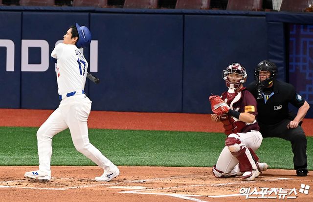 불법 도박 채무를 갚기 위해 미국프로야구(MLB) 슈퍼스타 오타니 쇼헤이 돈에 손을 댔다가 해고된 통역사 미즈하라 잇페이가 미국 연방 검찰에 의해 은행 사기 혐의로 기소됐다. 연방 검사 마틴 에스트라다는 11일 미즈하라가 자신의 스포츠 도박 비용을 지불하기 위해 오타니의 은행 계좌에서 1600만 달러(약 219억원) 이상을 절취했고, 오타니의 은행 계좌에 접근하기 위해 은행 측에 거짓말을 했다며 미즈하라를 기소했다고 밝혔다.&nbsp;조사 과정에서 오타니에 대한 별다른 혐의점은 나오질 않았다. 지난달 서울시리즈에서 오타니가 헛스윙하는 모습이다. 엑스포츠뉴스DB