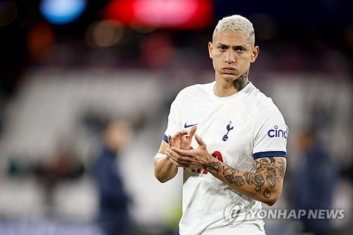 토트넘은 13일 오후 8시30분 영국 뉴캐슬어폰타인에 위치한 세인트 제임스 파크에서 뉴캐슬 유나이티드와 잉글리시 프리미어리그 33라운드 원정 경기를 치른다. 경기를 앞두고 사전 기자회견에 참석한 안지 포스테코글루 감독은 이날 브라질 공격수 히샬리송이 결장할 것이라고 밝혔다. 히샬리송이 결장함에 따라 손흥민이 뉴캐슬전 때 최전방 공격수로 선발 출격할 가능성이 높아졌다. 연합뉴스 