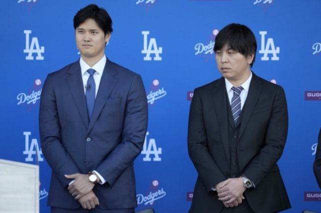 불법 도박 채무를 갚기 위해 미국프로야구(MLB) 슈퍼스타 오타니 쇼헤이 돈에 손을 댔다가 해고된 통역사 미즈하라 잇페이가 미국 연방 검찰에 의해 은행 사기 혐의로 기소됐다. 연방 검사 마틴 에스트라다는 11일 미즈하라가 자신의 스포츠 도박 비용을 지불하기 위해 오타니의 은행 계좌에서 1600만 달러(약 219억원) 이상을 절취했고, 오타니의 은행 계좌에 접근하기 위해 은행 측에 거짓말을 했다며 미즈하라를 기소했다고 밝혔다. 조사 과정에서 오타니에 대한 별다른 혐의점은 나오질 않았다. 지난겨울 오타니의 다저스 입단식에 참석했던 미즈하라의 모습 사진 연합뉴스