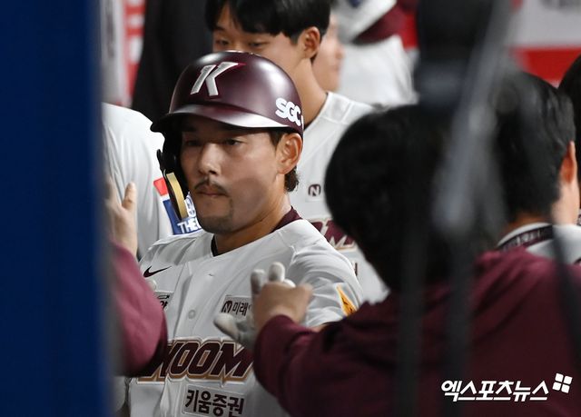 키움 히어로즈 베테랑 외야수 이용규가 4월 12일 서울 고척스카이돔에서 열린 2024 신한 SOL Bank KBO리그 롯데 자이언츠와의 팀 간 1차전에서 3타수 3안타 1볼넷 1사구 3득점을 기록하며 팀 2연승을 이끌었다. 사진 김한준 기자