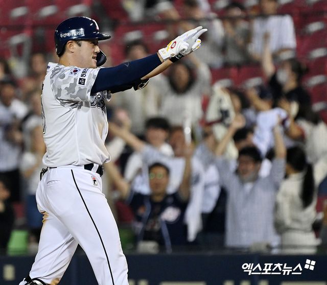 두산 베어스 내야수 양석환이 정규시즌 경기에서 적시타를 친 뒤 세리머니하고 있다. 엑스포츠뉴스 DB