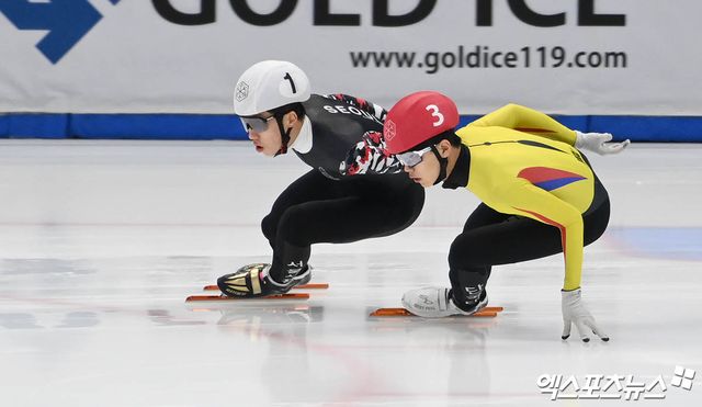 박지원(왼쪽)이 2024년 4월11일 서울 양천구 목동 아이스링크에서 열린 2024-2025 쇼트트랙 국가대표 선발전 2차 대회 남자 1500m 예선에서 레이스를 펼치고 있다. 박지원은 선발전 1~2차 대회 6개 종목을 통틀어 가장 높은 점수를 받아 우승하고 다음 시즌 국제대회 개인전 출전 자격을 얻었다. 박지원에게 지난달 세계선수권에서 두 차례나 반칙을 범했던 황대헌은 11위로 탈락했다. 엑스포츠뉴스DB