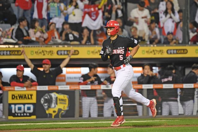 12일 대전 한화생명이글스파크에서 열린 2024 신한 SOL Bank KBO리그 KIA 타이거즈와 한화 이글스의 경기, 3루수 및 3번타자로 선발 출전한 김도영이 결승 홈런 포함 2안타 2타점 1도루 1득점을 기록하며 팀의 승리를 이끌었다. KIA 타이거즈