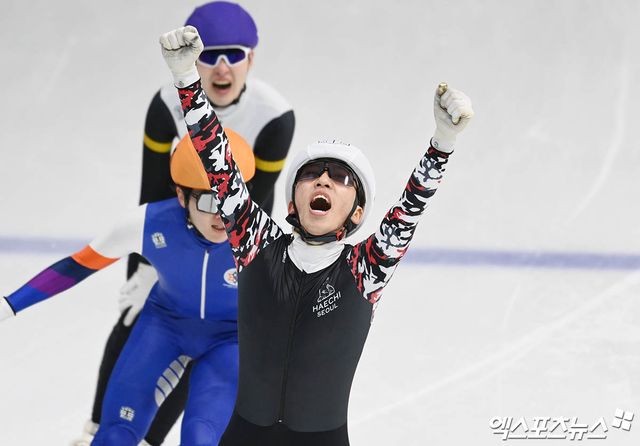 박지원이 2024년 4월11일 서울 양천구 목동 아이스링크에서 열린 2024-2025 쇼트트랙 국가대표 선발전 2차 대회 남자 1500m 결승에서 우승한 뒤 두 팔을 번쩍 치켜들며 환호하고 있다. 박지원은 선발전 1~2차 대회 6개 종목을 통틀어 가장 높은 점수를 받아 우승하고 다음 시즌 국제대회 개인전 출전 자격을 얻었다. 박지원에게 지난달 세계선수권에서 두 차례나 반칙을 범했던 황대헌은 11위로 탈락했다. 엑스포츠뉴스DB