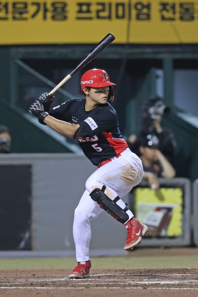 12일 대전 한화생명이글스파크에서 열린 2024 신한 SOL Bank KBO리그 KIA 타이거즈와 한화 이글스의 경기, 3루수 및 3번타자로 선발 출전한 김도영이 결승 홈런 포함 2안타 2타점 1도루 1득점을 기록하며 팀의 승리를 이끌었다. KIA 타이거즈