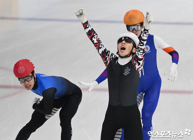 박지원이 2024년 4월11일 서울 양천구 목동 아이스링크에서 열린 2024-2025 쇼트트랙 국가대표 선발전 2차 대회 남자 1500m 결승에서 우승한 뒤 두 팔을 번쩍 치켜들며 환호하고 있다. 박지원은 선발전 1~2차 대회 6개 종목을 통틀어 가장 높은 점수를 받아 우승하고 다음 시즌 국제대회 개인전 출전 자격을 얻었다. 박지원에게 지난달 세계선수권에서 두 차례나 반칙을 범했던 황대헌(왼쪽 빨간모자)은 11위로 탈락했다. 엑스포츠뉴스DB