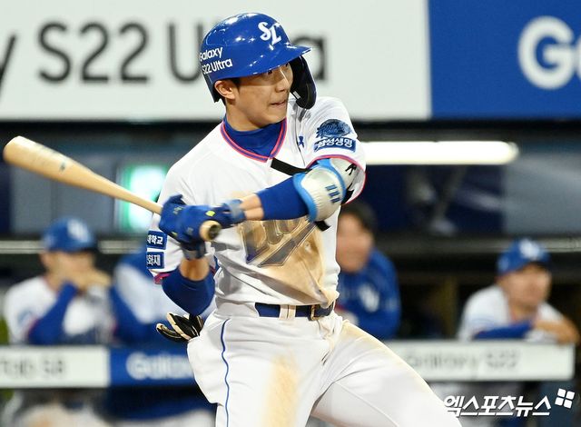 삼성 라이온즈 내야수 이재현이 정규시즌 경기에서 타격하고 있다. 엑스포츠뉴스 DB