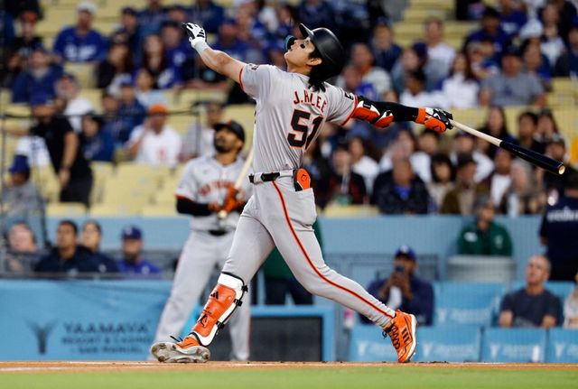 샌프란시스코 자이언츠 외야수 이정후가 13일 미국 플로리다주 세인트피터스버그에 위치한 트로피카나필드에서 열린 2024 미국프로야구 메이저리그 탬파베이 레이스와의 원정경기에 1번타자 겸 중견수로 선발 출전, 5타수 1안타 1도루 1득점을 기록했다. 10일 워싱턴 내셔널스전에서 출전하지 않은 이정후는 11일 휴식일까지 이틀 연속으로 재충전의 시간을 가졌고, 이날 탬파베이를 상대로 4경기 연속 안타 행진을 이어갔다. 시즌 타율은 0.255에서 0.250으로 소폭 하락했다. 이정후의 득점 이후 추가점을 뽑지 못한 샌프란시스코는 탬파베이에 1-2로 패배했다. AFP 연합뉴스