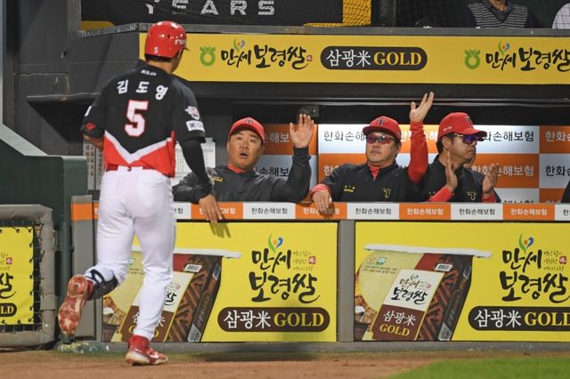 12일 대전 한화생명이글스파크에서 열린 2024 신한 SOL Bank KBO리그 KIA 타이거즈와 한화 이글스의 경기, 3루수 및 3번타자로 선발 출전한 김도영이 결승 홈런 포함 2안타 2타점 1도루 1득점을 기록하며 팀의 승리를 이끌었다. KIA 타이거즈