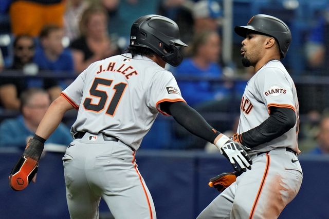 샌프란시스코 자이언츠 외야수 이정후가 14일 미국 플로리다주 세인트피터스버그에 위치한 트로피카나필드에서 열린 2024 미국프로야구 메이저리그 탬파베이 레이스와의 원정경기에 1번타자 겸 중견수로 선발 출전, 5타수 1안타 1득점을 기록했다. 이정후는 시속 106.5마일에 달하는 빠른 타구를 선보이며 2루타를 쳤고, 9일 워싱턴 내셔널스전 2루타 이후 5일 만에 장타를 생산했다. 다만 시즌 타율과 출루율은 0.250에서 0.246으로, 0.305에서 0.297로 소폭 하락했다. 장타율은 0.327에서 0.333으로 올랐다. 이날 경기에서 5회초 투런포를 쏘아 올린 샌프란시스코 웨이드 주니어가 이정후와 기쁨을 나누고 있다. AP 연합뉴스