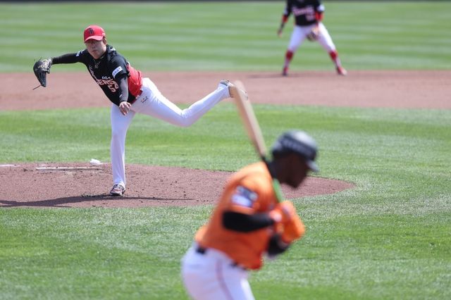 13일 대전 한화생명이글스파크에서 열린 2024 신한 SOL Bank KBO리그 KIA 타이거즈와 한화 이글스의 경기, KIA가 한화의 추격을 뿌리치고 11대9로 진땀승을 거두며 5연승을 질주했다. KIA 선발투수 양현종이 공을 힘차게 던지고 있다. KIA 타이거즈