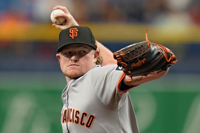 샌프란시스코 자이언츠 우완투수 로건 웹이 14일 미국 플로리다주 세인트피터스버그에 위치한 트로피카나필드에서 열린 2024 미국프로야구 메이저리그 탬파베이 레이스와의 원정경기에 선발 등판, 7이닝 6피안타 1볼넷 4탈삼진 1실점으로 호투하면서 시즌 첫 승을 수확했다. AP 연합뉴스