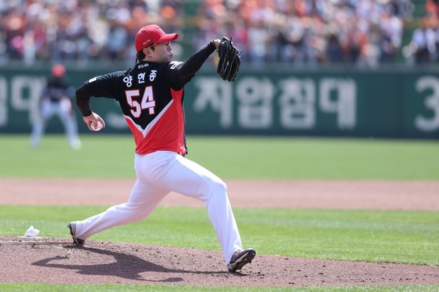 13일 대전 한화생명이글스파크에서 열린 2024 신한 SOL Bank KBO리그 KIA 타이거즈와 한화 이글스의 경기, KIA가 한화의 추격을 뿌리치고 11대9로 진땀승을 거두며 5연승을 질주했다. KIA 선발투수 양현종이 공을 힘차게 던지고 있다. KIA 타이거즈