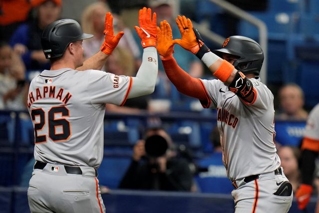 샌프란시스코 자이언츠가 14일 미국 플로리다주 세인트피터스에 위치한 트로피카나필드에서 열린 2024 미국프로야구 메이저리그 탬파베이 레이스와의 원정경기에서 11-2로 승리를 거두고 전날 패배를 설욕했다. 7회초 홈런을 친 타이로 에스트라다가 맷 채프먼과 기쁨을 나누고 있다. AP 연합뉴스